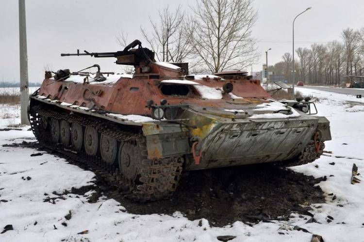 Un carro armato russo distrutto in Ucraina (Afp)