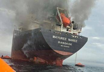 Incendio di una nave thailandese colpita dall'Iran nello Stretto di Hormuz - Fotogramma /Ipa