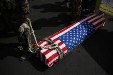 Bara con bandiera Usa in piazza a Teheran  - Fotogramma /Ipa