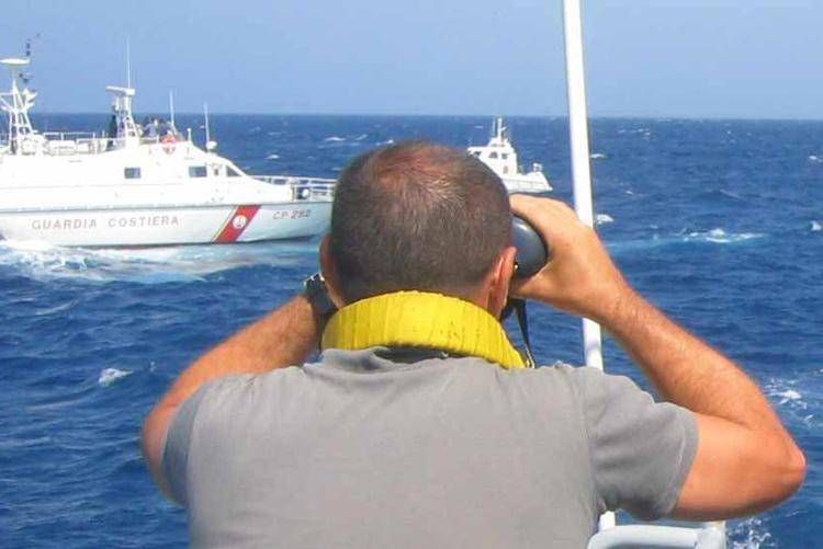 Controlli della Guardia Costiera (Fotogramma/Ipa)