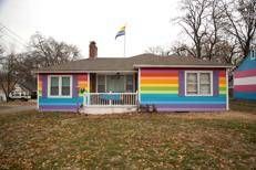 Una casa 'arcobaleno' nel Kansas (The Washington Post, foto di Christopher Smith)