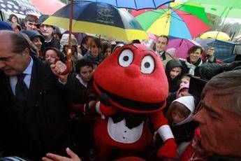 Il Gabibbo secondo la Treccani, 'Arlecchino postindustriale che ride di sé stesso'