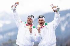 Bertagnolli festeggia l'oro nella combinata di sci alpino ipovedenti con la guida Andrea Ravelli - Fotogramma/IPA