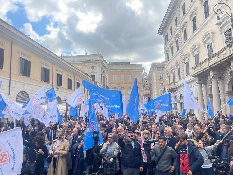 La manifestazione per il Sì al referendum (Foto Adnkronos)
