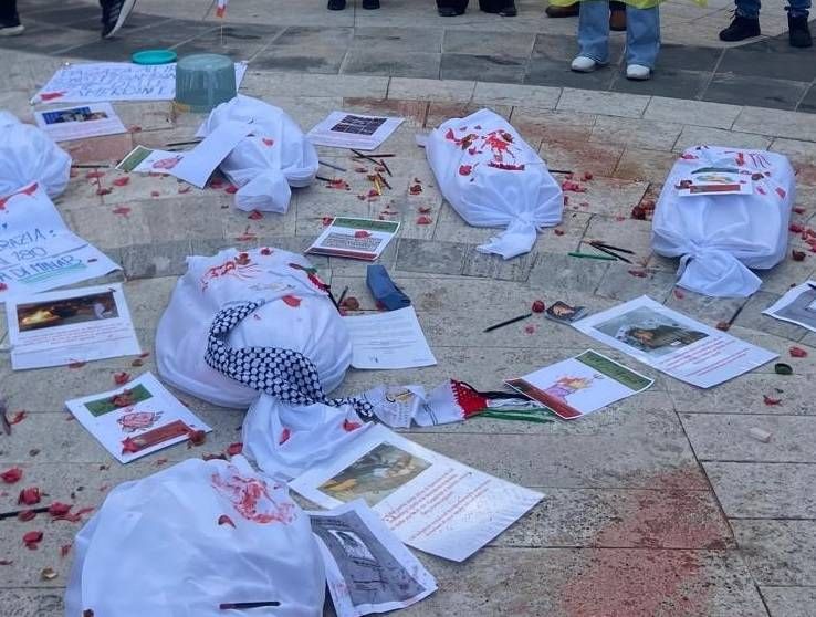 corteo2 fagotti bianchi