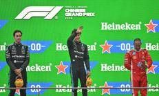 Andrea Kimi Antonelli sul podio, davanti a Russell e Hamilton - Afp