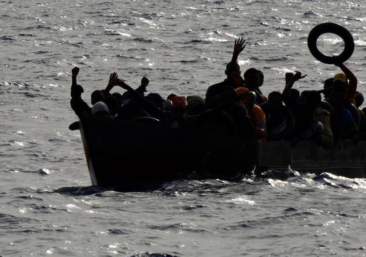 Un barchino che trasporta migranti, repertorio (Fotogramma/Ipa)