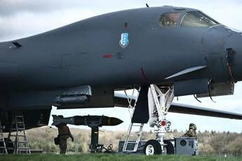 Rifornimento munizioni contro missili iraniani (Afp)