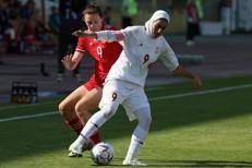 L'atleta russa Natalya Mashina con la capitana iraniana  Zahra Ghanbari in una partita amichevole (Fotogramma/Ipa)