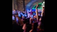 Londra, al concerto di Franco126 un uomo incappucciato sale sul palco: è Coez - Video