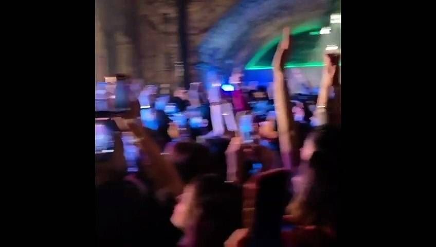 Londra, al concerto di Franco126 un uomo incappucciato sale sul palco: è Coez