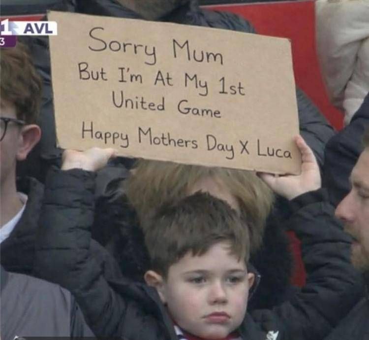 Il cartello esposto dal bambino a Old Trafford - X