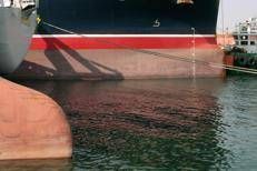 Una petroliera all'ancora nel porto di Dubai (foto Afp)