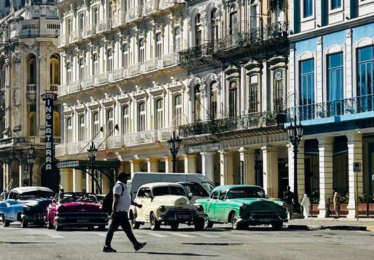 Persona attraversa la strada all'Avana