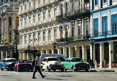 Persona attraversa la strada all'Avana