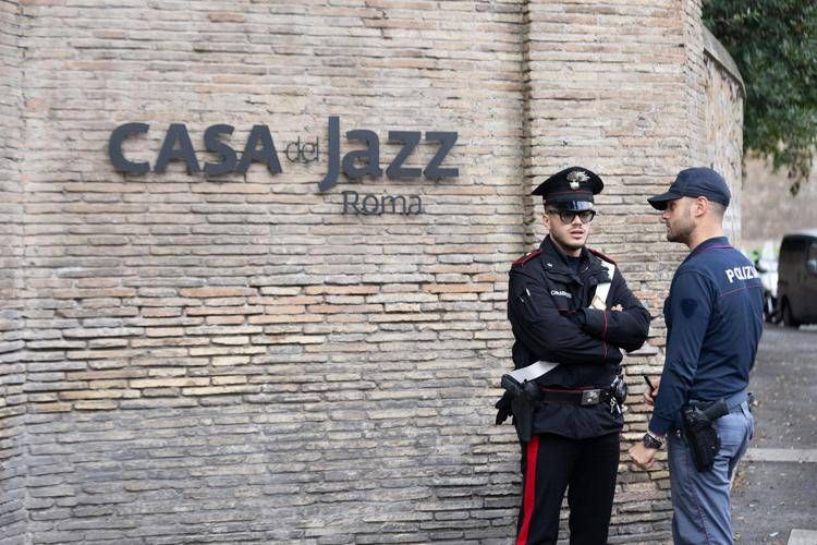 Roma, carabinieri e polizia alla Casa del Jazz durante gli scavi - Fotogramma /Ipa