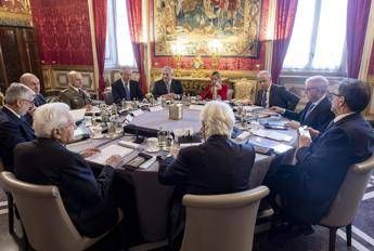 Mattarella, Meloni e le custodie speciali per i telefoni: cosa sono le Faraday Bag