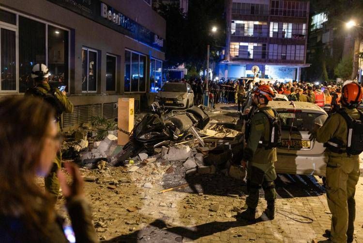 Iran vendica Larijani e attacca Israele, missili nella notte su Tel Aviv - Diretta