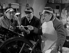 Una scena del film  'La banda degli onesti' con Totò e Peppino