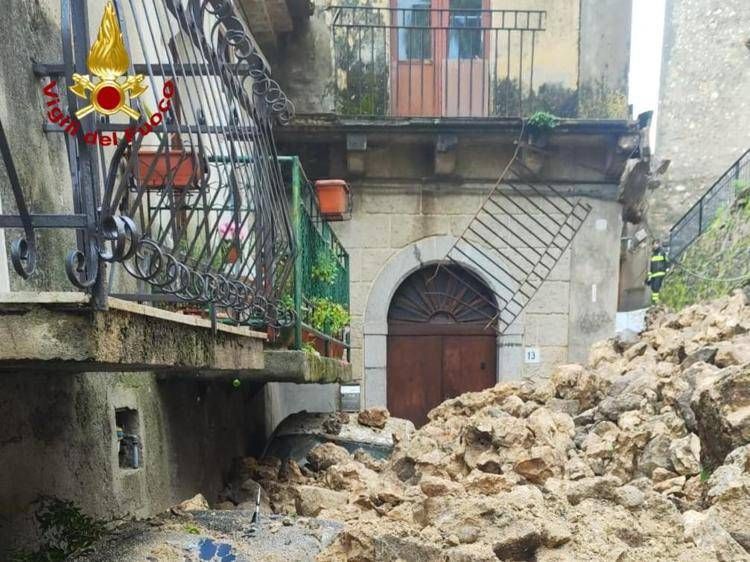 Maltempo Calabria, crolla muro a ridosso di una chiesa nel Reggino: auto travolte dai detriti