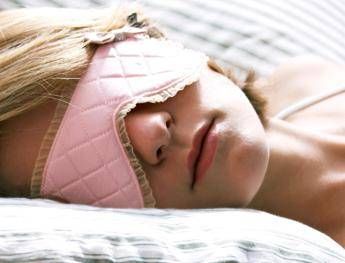 Donna con mascherina - ()