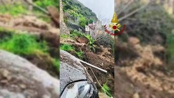 Frana in Calabria, crolla muro a Stilo: auto travolte dai detriti - Video