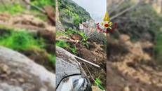 Frana in Calabria, crolla muro a Stilo: auto travolte dai detriti - Video