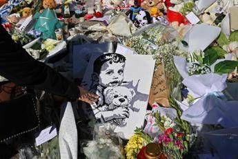 Fiori e peluche per il piccolo Domenico (Ipa)