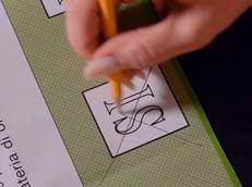 La mano della premier che mette la croce sul sì