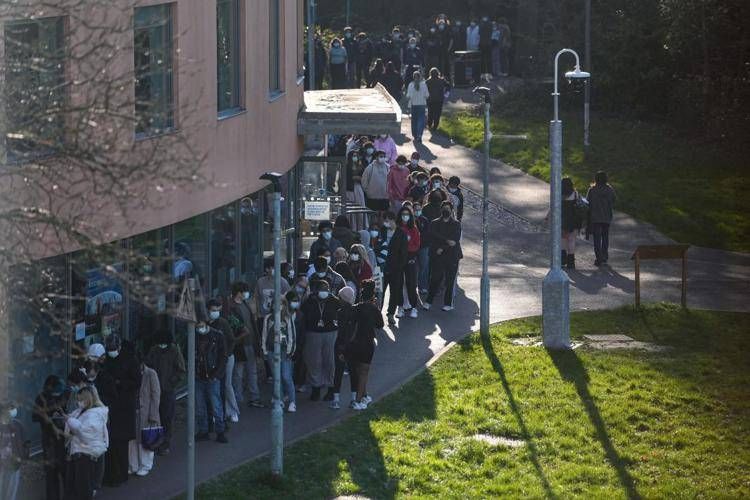 Studenti in fila per vaccinarsi all'Università del Kent - Afp