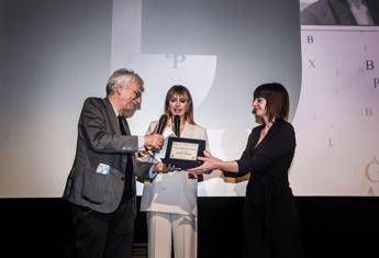 La consegna del premio ad Assunta Cassiano 