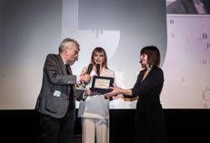 La consegna del premio ad Assunta Cassiano 