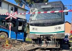 Il treno e il pullman dopo l'incidente