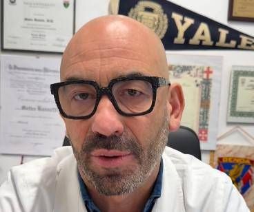 Smartphone prima di dormire? "Provoca problemi seri", l'allarme di Bassetti