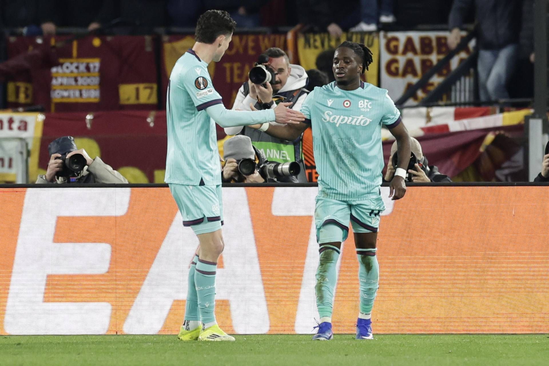 Roma-Bologna, vantaggio rossoblù con Rowe tra le proteste. Cos'è successo in Europa League