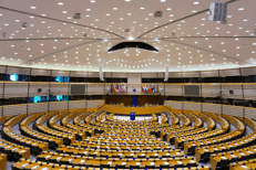 Primo ok dell’Europarlamento all’accordo commerciale tra Ue e Stati Uniti, ma con delle condizioni