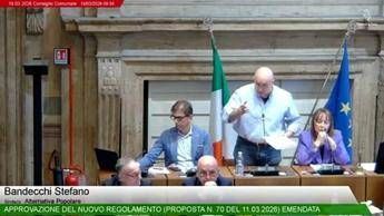 Bandecchi sfoggia l'abbigliamento in Consiglio comunale: 