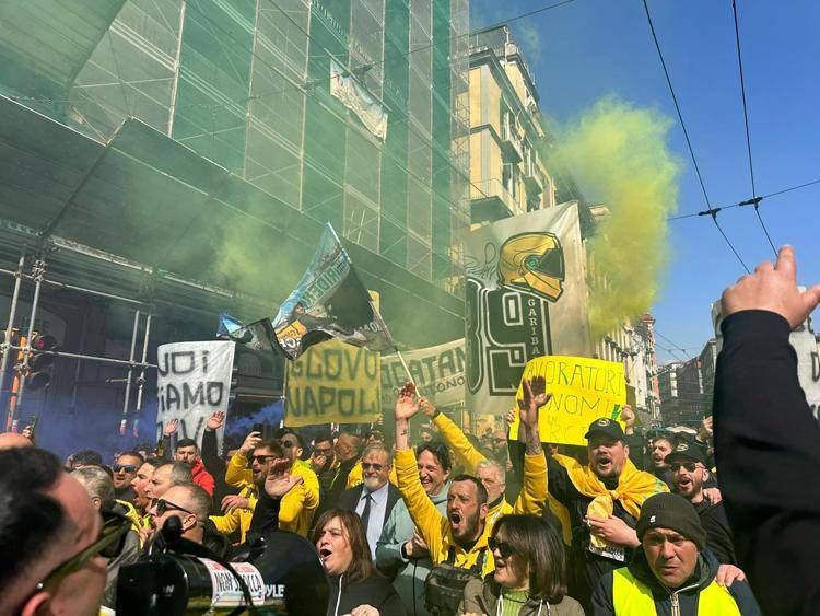 Rider in piazza a Napoli, Ugl: 