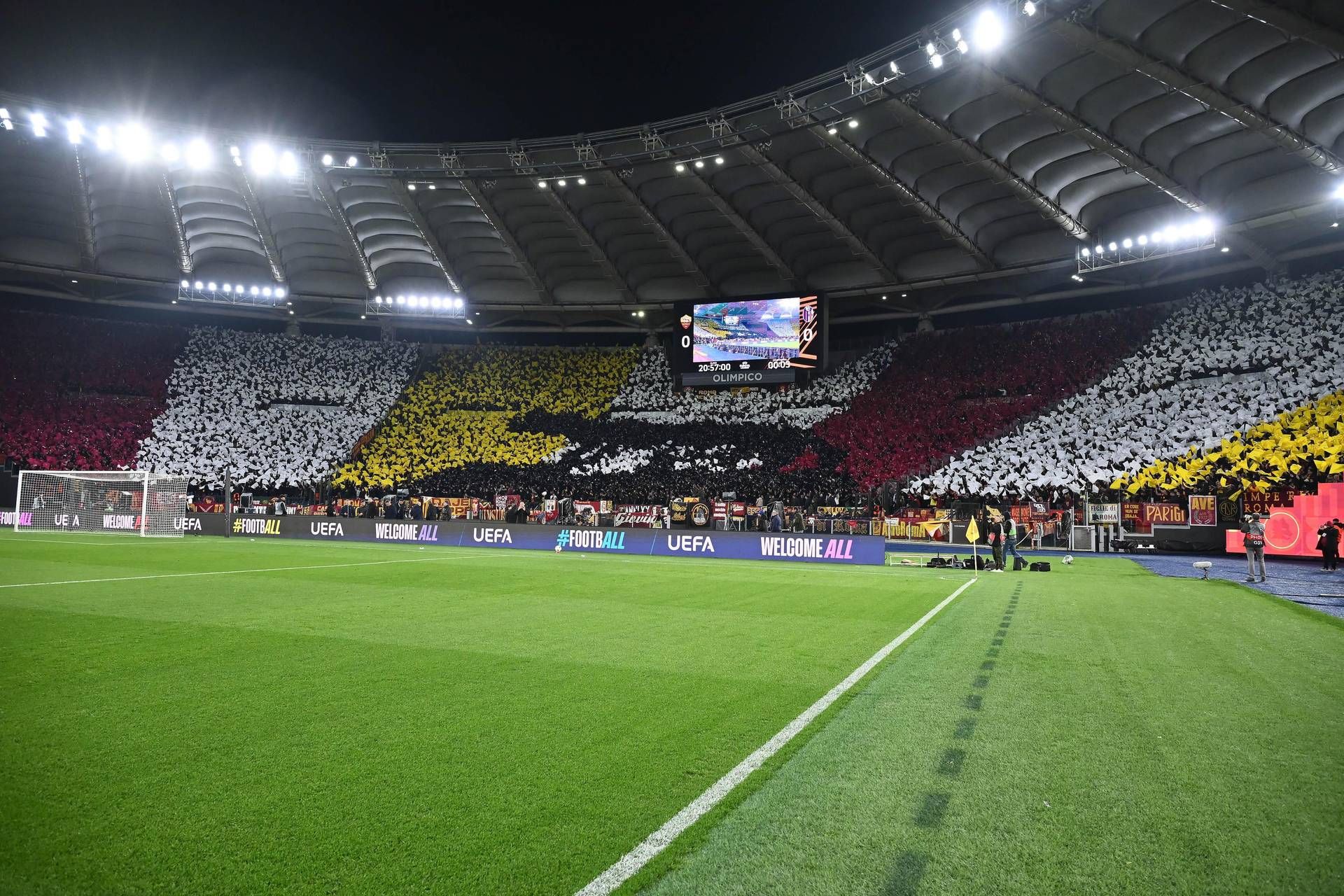 Roma, coreografia contro Bologna. Ironia social: "Sembra un gatto"