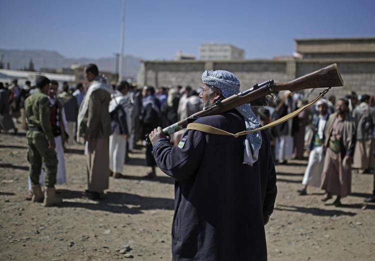 Houthi con le armi (Fotogramma/Ipa)