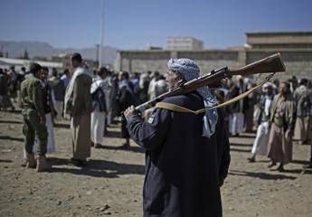 Houthi con le armi (Fotogramma/Ipa)
