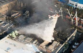 Sudcorea, incendio in fabbrica automobilistica: 11 morti e 60 feriti, ci sono dispersi