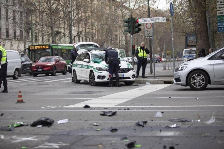 Milano, moto contro taxi nella notte: morti due giovani