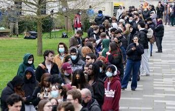 Studenti universitari in fila per ricevere vaccino e antibiotici (Fotogramma/Ipa)