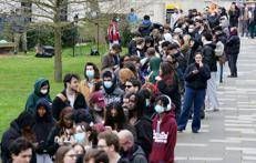 Studenti universitari in fila per ricevere vaccino e antibiotici (Fotogramma/Ipa)