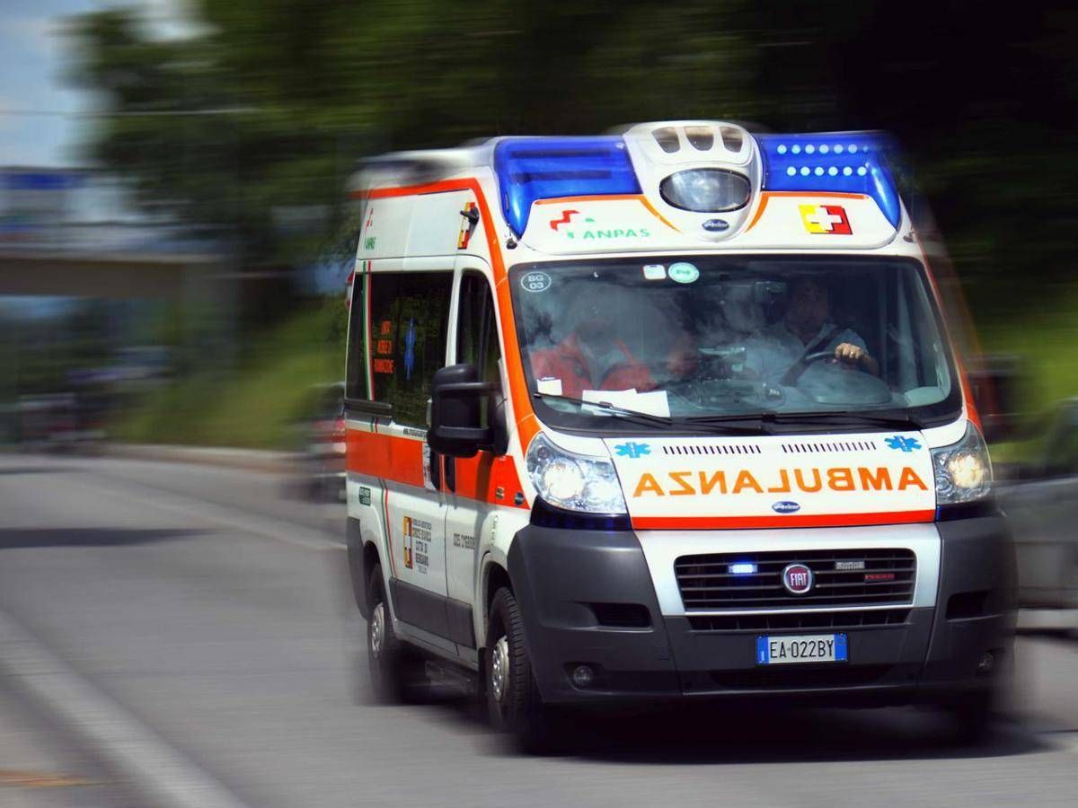 https://www.adnkronos.com/resources/02a3-20330dd04ad0-b8518d939cbd-1000/format/huge/ambulanza_in_emergenza.jpeg