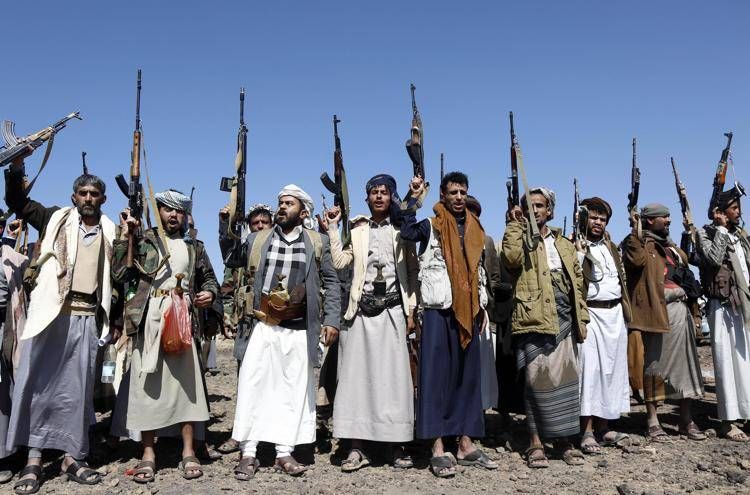 Houthi con le armi (Fotogramma/Ipa)