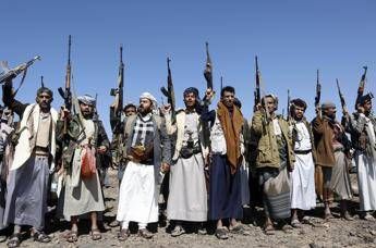Houthi con le armi (Fotogramma/Ipa)