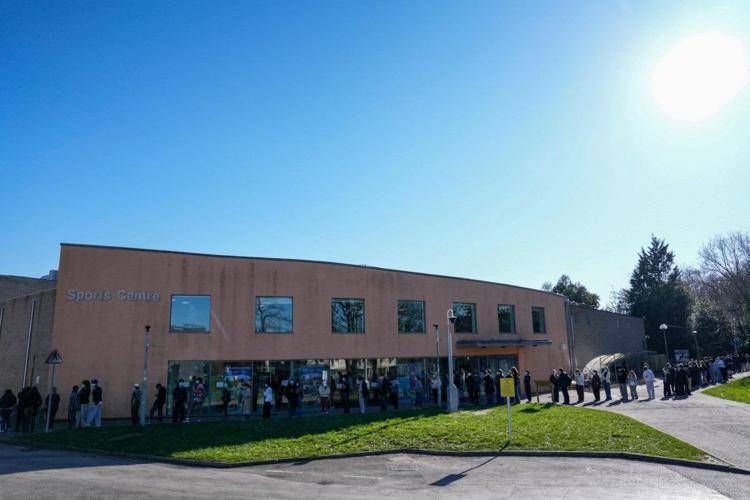 Canterbury, studenti in coda per vaccinarsi (Afp)