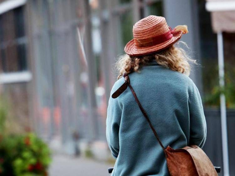 Donna in bicicletta (Foto )